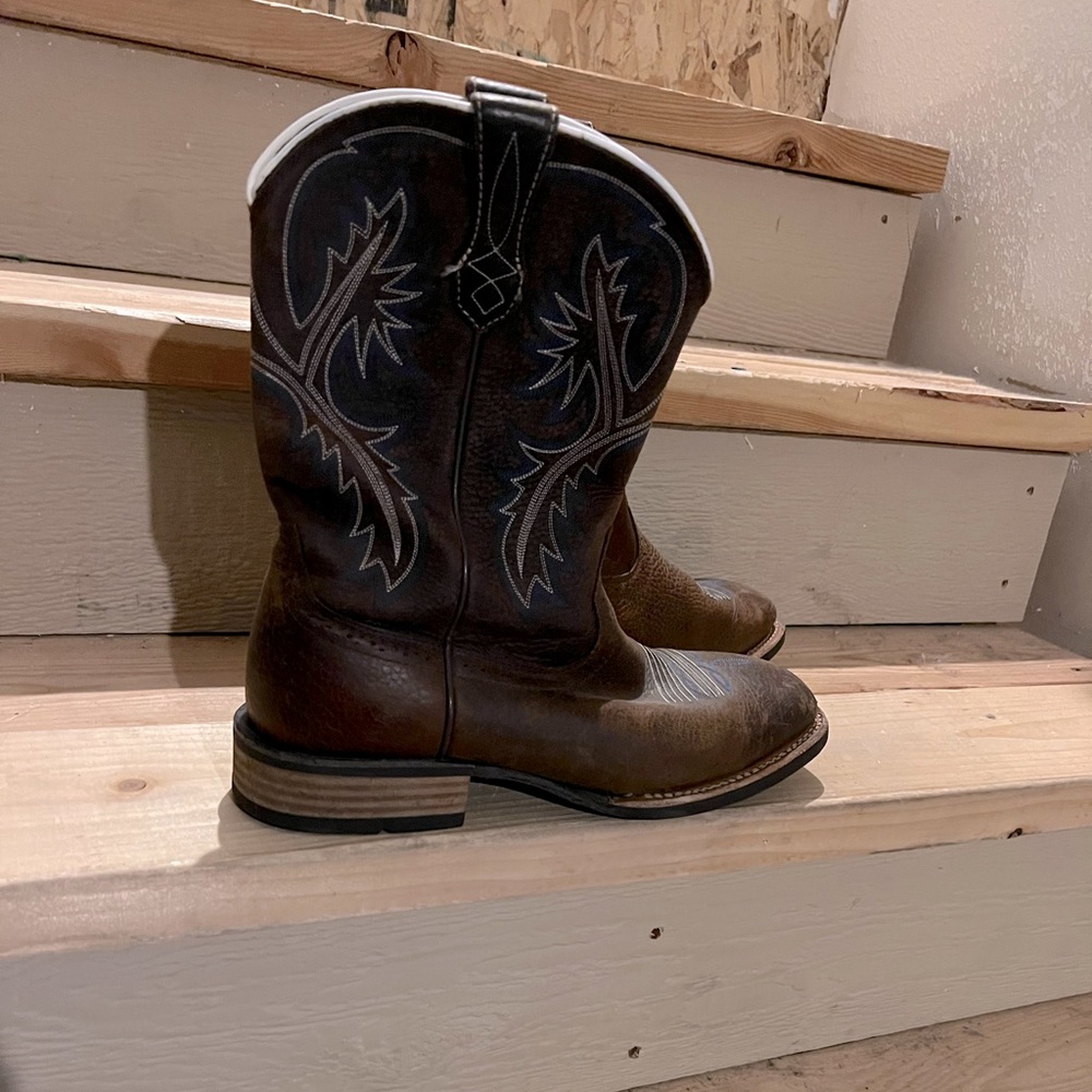 Ariat Quick Draw brown leather with white and blue stitching. Size 11D